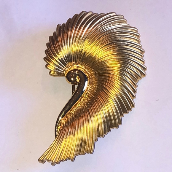 Crystaline Brand Elegant Gold Toned Retro Boho Shell Brooch - Picture 2 of 5